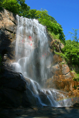 花果山:位于江蘇省連云港市南云臺山中麓,.