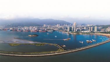 暴雨中,你指揮交通的身影很美